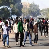 Lực lượng an ninh Sudan sử dụng hơi cay để giải tán đám đông biểu tình ở thành phố Omdurman ngày 4/1/2022. (Ảnh: AFP/TTXVN)