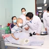 Thủ tướng Phạm Minh Chính thăm, tặng quà cho các bệnh nhi đang điều trị tại Bệnh viện Nhi Trung ương. (Ảnh: Dương Giang/TTXVN)