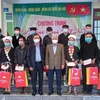 Ông Đỗ Văn Chiến cùng đoàn công tác đến thăm, tặng quà, chúc Tết người nghèo và gia đình chính sách tại xã Thịnh Vượng, huyện Nguyên Bình, tỉnh Cao Bằng. (Ảnh: Quốc Đạt/TTXVN)