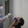 Nhân viên y tế lấy mẫu xét nghiệm COVID-19 cho người dân tại Rio de Janeiro ngày 5/1/2022. (Ảnh: AFP/TTXVN)