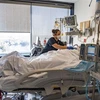 Nhân viên y tế chăm sóc bệnh nhân COVID-19 tại bệnh viện ở Worcester, bang Massachusetts, Mỹ ngày 4/1/2022. (Ảnh: AFP/TTXVN)