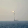 Tên lửa hành trình siêu thanh BrahMos được phóng thử nghiệm từ tàu khu trục INS Kochi, Ấn Độ. (Ảnh: AFP/TTXVN)