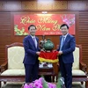 Ủy viên Bộ Chính trị, Trưởng Ban Kinh tế Trung ương Trần Tuấn Anh (bên phải) chúc mừng, tặng quà cho Đảng bộ, Chính quyền và Nhân dân tỉnh Hải Dương nhân dịp đầu năm mới. (Ảnh: Mạnh Tú/TTXVN)
