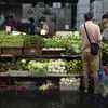 Người dân mua rau củ tại một khu chợ ở Hong Kong, Trung Quốc, ngày 26/9/2020. (Ảnh: AFP/TTXVN)