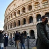 Người dân đeo khẩu trang phòng lây nhiễm COVID-19 tại Rome, Italy, ngày 24/1/2022. (Ảnh: THX/TTXVN)