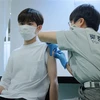 Tiêm vaccine ngừa COVID -19 tại Tokyo, Nhật Bản. (Ảnh: AFP/TTXVN)
