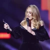 Ca sỹ Adele nhận giải Nghệ sỹ của năm tại Lễ trao giải Brit Awards 2022 ở London, Anh, ngày 8/2. (Nguồn: Reuters)