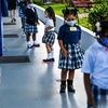 Học sinh đeo khẩu trang phòng dịch COVID-19 tại trường học ở Miami, Mỹ, ngày 18/8/2021. (Ảnh: AFP/TTXVN)
