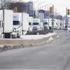 Xe tải xếp hàng dài trên tuyến đường dẫn tới cầu Ambassador ở Windsor, Ontario, Canada, ngày 8/2/2022. (Ảnh: AFP/TTXVN)