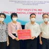 Chủ tịch Ủy ban MTTQ Việt Nam Thành phố Hồ Chí Minh Tô Thị Bích Châu cùng các đại biểu tiếp nhận máy tạo oxy hỗ trợ công tác phòng, chống dịch COVID-19. (Ảnh: hcmcpv.org.vn)