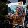 Một người dân cầm bức chân dung của Trung tá Paul Henri Sandaogo Damiba, người đã nắm quyền kiểm soát Burkina Faso, ở Ouagadougou, ngày 25/1. (Nguồn: AP)