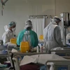 Nhân viên y tế điều trị cho bệnh nhân nhiễm COVID-19 tại Bologna, Italy, ngày 25/1/2022. (Ảnh: THX/TTXVN)