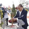 Chủ tịch nước Nguyễn Xuân Phúc dâng hương tưởng niệm cụ Huỳnh Thúc Kháng. (Ảnh: Thống Nhất/TTXVN)