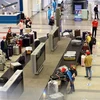 Hành khách lấy hành lý tại nhà ga Quốc tế Nội Bài. (Ảnh: Huy Hùng/TTXVN)