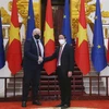 Phó Thủ tướng Lê Văn Thành đón Phó Chủ tịch điều hành Ủy ban châu Âu (EC) Frans Timmermans. (Ảnh: Lâm Khánh/TTXVN)