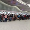 Công dân Việt Nam tại Canada đang xếp hàng tại sân bay để làm thủ tục lên máy bay về nước tháng 8/2021. (Ảnh: Vũ Quang Thịnh/TTXVN)
