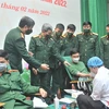 Thượng tướng Đỗ Căn và các đại biểu động viên tuổi trẻ Học viện Quân y tham gia hiến máu tình nguyện. (Nguồn: qdnd.vn)
