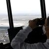 Nhân viên kiểm soát viên không lưu điều hành chuyến bay tại cảng hàng không Nội Bài. (Ảnh: Huy Hùng/TTXVN)