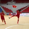 Một tình huống diễn biến trong trận đấu giữa Futsal Hà Nôi và Thái Sơn Nam. (Ảnh: Đại Nghĩa/TTXVN)