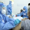 Nhân viên y tế tiêm vaccine phòng COVID-19 cho người dân tại Hà Nội. (Ảnh: Minh Quyết/TTXVN)