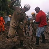 Lực lượng cứu hộ tìm kiếm nạn nhân tại hiện trường vụ lở đất ở Caxambu, Petropolis, Brazil, ngày 19/2/2022. (Ảnh: AFP/TTXVN)