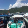 Du khách tại bến tàu Du lịch Nha Trang để đi thăm các điểm đảo trên vịnh Nha Trang. (Ảnh: Thanh Vân/TTXVN)