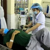 Cán bộ y tế của Bệnh viện Đa khoa tỉnh Thái Bình khám bệnh cho người dân. (Ảnh: Thế Duyệt/TTXVN)