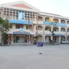 Trường THCS Nguyễn Trãi, thành phố Vĩnh Long, tỉnh Vĩnh Long phân luồng các hướng đi vào lớp cho học sinh. (Ảnh: Lê Thúy Hằng/TTXVN)