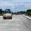 Công trình đường ven biển Rạch Giá-Hòn Đất trên địa bàn huyện Hòn Đất (Kiên Giang) đang giai đoạn thi công. (Ảnh: Lê Huy Hải/TTXVN)