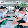 Đoàn kiểm tra liên ngành của thành phố Cần Thơ làm việc với doanh nghiệp kinh doanh xăng dầu ở quận Cái Răng (Cần Thơ). (Ảnh: Thanh Liêm/TTXVN)