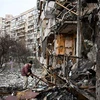 Tòa chung cư bị phá huỷ ở Koshytsa, ngoại ô thủ đô Kiev, trong chiến dịch quân sự của Nga tại Ukraine, ngày 25/2/2022. (Ảnh: AFP/TTXVN)