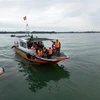 Tiếp tục tìm kiếm 2 nạn nhân còn mất tích trong vụ chìm canô du lịch tại vùng biển Cửa Đại. (Ảnh: Trần Tĩnh/TTXVN) 