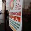 Mọi người dân đi ngang qua một tấm ápphích "Trưng cầu dân ý về sửa đổi hiến pháp" ở Minsk, Belarus. (Nguồn: Associated Press)