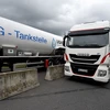 Một chiếc xe tải chở khí tự nhiên hóa lỏng tại một trạm LNG ở Brandenburg, Gruenheide, Đức. (Nguồn: Getty)