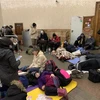 Người dân sơ tán lánh nạn tại nhà ga tàu điện ngầm ở Kiev, Ukraine ngày 25/2/2022. (Ảnh: THX/TTXVN)