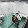 Nhân viên y tế tiêm vaccine phòng COVID-19 cho người dân tại Osaka, Nhật Bản. (Ảnh: Kyodo/TTXVN)