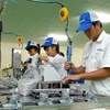 Công nhân sản xuất phụ kiện xe máy, xe hơi và thiết bị công nghiệp tại công ty TNHH Keihin (Khu Công nghiệp Thăng Long 2, huyện Yên Mỹ, Hưng Yên). (Ảnh: Phạm Kiên/TTXVN)