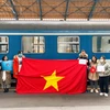 Nhóm sinh viên tình nguyện Việt Nam tại nhà ga ở Budapest, Hungary. (Ảnh: Thanh Thuỷ/Vietnam+)
