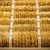 Đồ trang sức bằng vàng được bày bán tại tiệm kim hoàn ở Khartoum, Sudan. (Ảnh: AFP/TTXVN)