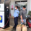 Lực lượng chức năng kiểm tra và phát hiện vi phạm tại Cửa hàng xăng dầu Trang Phước Lộc. (Nguồn: baolamdong.vn)