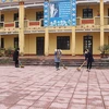 Giáo viên trường THCS xã Dị Chế, huyện Tiên Lữ, tỉnh Hưng Yên dọn vệ sinh chuẩn bị đón học sinh đến trường. (Nguồn: nhandan.vn)