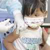 Nhân viên y tế tiêm vaccine phòng COVID-19 cho trẻ em tại Phnom Penh, Campuchia, ngày 23/2/2022. (Ảnh: THX/TTXVN)