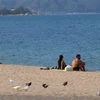 Du khách nước ngoài tắm nắng trên bãi biển Nha Trang. (Ảnh: Tiên Minh/TTXVN)