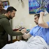 Tổng thống Ukraine Volodymyr Zelenskiy thăm một quân nhân bị thương tại bệnh viện quân sự. Máy phát điện sẽ giúp duy trì hoạt động của các bệnh viện và các dịch vụ quan trọng khác. (Ảnh: Reuters)