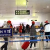 Hành khách làm thủ tục nhập cảnh tại Sân bay Nội Bài. (Ảnh: Huy Hùng/TTXVN)