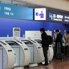 Hành khách làm thủ tục check-in tại sân bay quốc tế Haneda ở thủ đô Tokyo. (Ảnh: Đào Thanh Tùng/TTXVN)