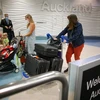 Hành khách đeo khẩu trang phòng dịch COVID-19 tại sân bay Auckland, New Zealand, ngày 28/2/2022. (Ảnh: THX/TTXVN)