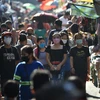 Người dân di chuyển trên đường phố tại Manila, Philippines, ngày 4/2/2022. (Ảnh: AFP/TTXVN)
