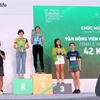 Ban Tổ chức trao giải cho các vận động viên đoạt giải cự ly 42km nữ. (Ảnh: TTXVN phát)