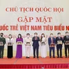 Chủ tịch Quốc hội Vương Đình Huệ tặng quà lưu niệm cho thầy thuốc trẻ Việt Nam tiêu biểu năm 2021. (Ảnh: Doãn Tấn/TTXVN)